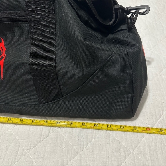 Blink 182 Tote Duffle Bag 2024 World Tour Exclusive Middle Finger Black NEW - Picture 4 of 5